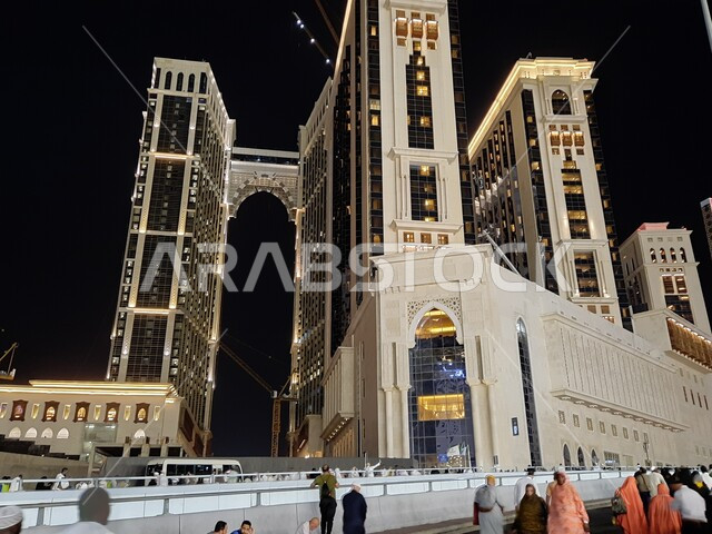 صورة مقربة للفنادق والابنية  في المدينة المنورة ليلا , الفن الهندسي المعماري  , معالم دينية اسلامية , الاماكن المقدسة في المملكة العربية السعودية .