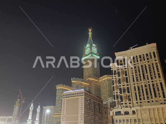 المسجد الحرام في مكة المكرمة ، أبراج الساعه , فنادق فاخرة , العبادة والتقرب إلى الله، أداء مناسك الحج والعمرة، معالم دينية إسلامية ، الاماكن المقدسة في المملكة العربية السعودية . 