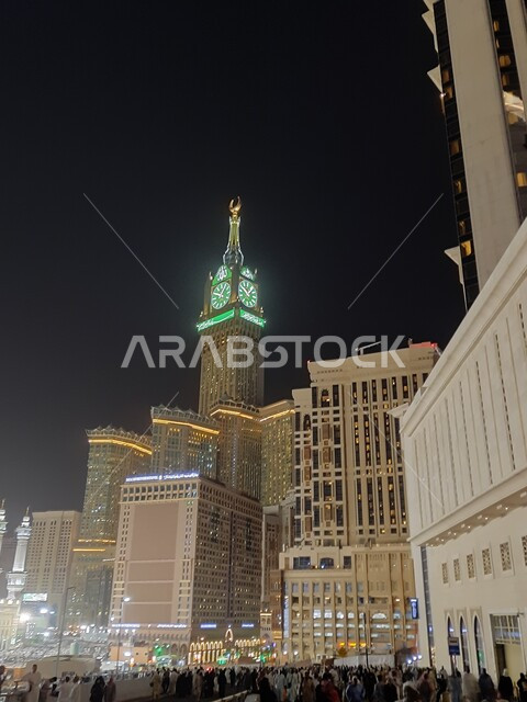 الحجاج في المسجد الحرام في مكة المكرمة ، أبراج الساعه , معالم دينية إسلامية ، أداء مناسك الحج والعمرة، العبادة والتقرب إلى الله،  الاماكن المقدسة في المملكة العربية السعودية . 