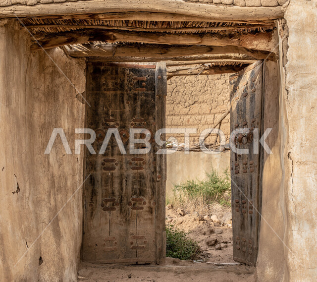 صورة مقربة لابواب البيوت الطينية في عسير في المملكة العربية السعودية، بيوت تاريخية قديمة، بيوت ابوابها مغلقة , معالم عسير، البيوت الطينية الاثرية،  المناطق الصحراوية