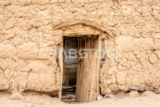 صورة مقربة لابواب البيوت الطينية في عسير في المملكة العربية السعودية، بيوت تاريخية قديمة، بيوت ابوابها مفتوحة , معالم عسير، البيوت الطينية الاثرية في خميس مشيط ،  المناطق الصحراوية