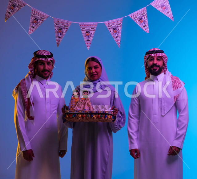 امرأة خليجية سعودية عربية تحمل ضيافة العيد، حسن الضيافة والإستقبال، اجواء العائلة السعودية في العيد، العيد بين الأهل، بهجه وفرحة العيد، تجمع العائلة، عادات العيد في المجتمع السعودي، زيارات العيد، الاحتفال بالعيد السعيد، اعياد ومناسبات