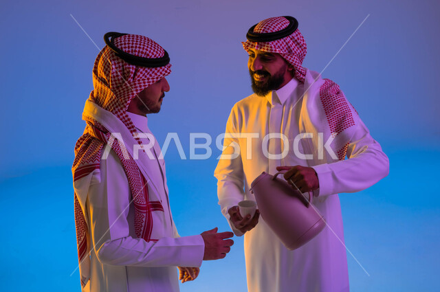 رجل عربي سعودي خليجي يقوم بتقديم القهوة الساخنة للضيوف، صب القهوة العربية، اكرام الضيف، الضيافة السعودية، حسن الضيافة والإستقبال، الترحيب بالضيوف، عادات العيد في المجتمع السعودي، العيد بين الأهل، الاحتفال بالعيد السعيد، اعياد ومناسبات