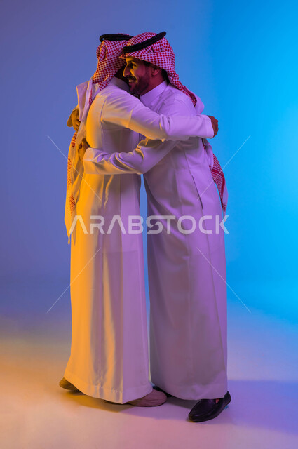 رجلان خليجيان سعوديان يتصافحان بحرارة، زيارات العيد، بهجة العيد، اجواء العيد، عادات العيد في المجتمع السعودي، العيد بين الأهل، الاحتفال بالعيد السعيد، اعياد ومناسبات