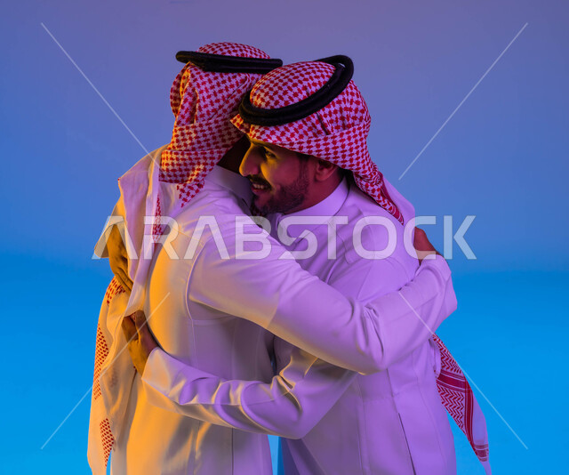 رجلان خليجيان عربيان سعوديان يتصافحان بحرارة، بهجة العيد، اجواء العيد، عادات العيد في المجتمع السعودي، العيد بين الأهل، زيارات العيد، الاحتفال بالعيد السعيد، اعياد ومناسبات