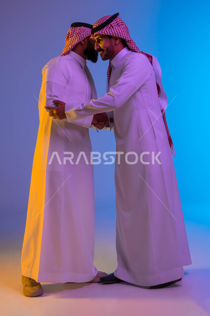 رجلان خليجيان سعوديان عربيان يتصافحان بحرارة، عادات العيد في المجتمع السعودي، اجواء العيد، العيد بين الأهل، بهجة العيد، زيارات العيد، الاحتفال بالعيد السعيد، اعياد ومناسبات