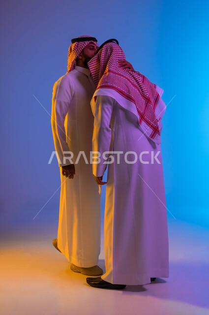 رجل خليجي سعودي عربي يقبل رأس والده، عادات العيد في المجتمع السعودي، تجمع العائلة، اجواء العائلة السعودية في العيد، العيد بين الأهل، بهجه وفرحة العيد، اللمة العائلية، زيارات العيد، الاحتفال بالعيد السعيد، أعياد ومناسبات 