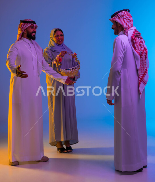 اجواء العائلة السعودية في العيد، عادات العيد في المجتمع السعودي، امرأة تقوم بتقديم ضيافة العيد، العيد بين الأهل، بهجه وفرحة العيد، تجمع العائلة، اللمة العائلية، زيارات العيد، الاحتفال بالعيد السعيد، الحلوى والقرقيعان، أعياد ومناسبات