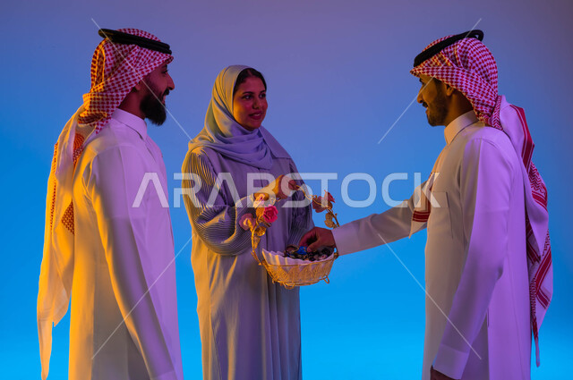 اجواء العائلة السعودية الخليجية في العيد، امرأة تقدم ضيافة العيد، العيد بين الأهل، بهجه وفرحة العيد، تجمع العائلة، اللمة العائلية، عادات العيد في المجتمع السعودي، زيارات العيد، الاحتفال بالعيد السعيد، الحلوى والقرقيعان، أعياد ومناسبات