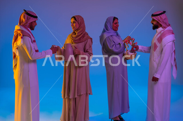 اجواء العائلة السعودية في العيد، ضيافة العيد، تقديم القهوة الساخنة، حسن الضيافة والإستقبال، زيارات العيد، العيد بين الأهل، بهجه وفرحة العيد، عادات العيد في المجتمع السعودي الخليجي، الاحتفال بالعيد السعيد، الحلوى والقرقيعان، أعياد ومناسبات، خلفية ملونة