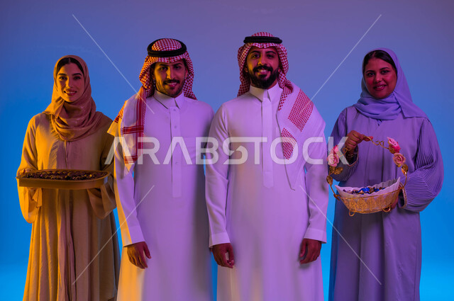 بورتريه لعائلة خليجية عربية سعودية، الاحتفال بالعيد السعيد، تقديم حلوى العيد، العيد بين الأهل، بهجه وفرحة العيد، عادات العيد في المجتمع السعودي الخليجي، زيارات العيد، الحلوى والقرقيعان، أعياد ومناسبات، خلفية ملونة