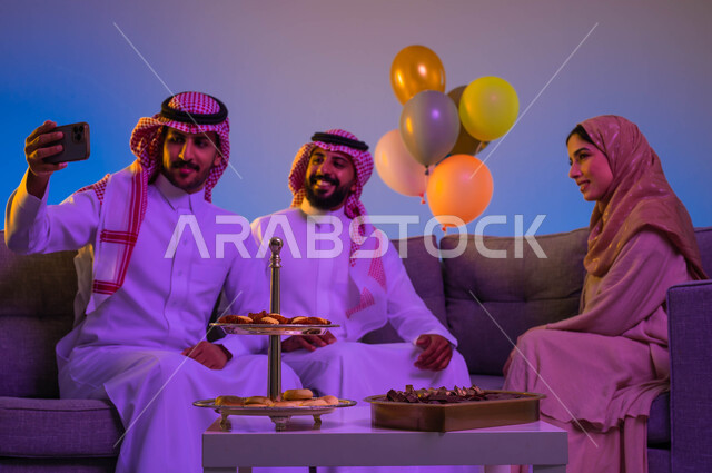عائلة عربية خليجية سعودية تستخدم الهاتف المحمول، التقاط الصور سيلفي تذكارية، الكاميرا الامامية، اجواء العيد، العيد بين الأهل، بهجه وفرحة العيد، اللمة العائلية، عادات العيد في المجتمع السعودي، زيارات العيد، الاحتفال بالعيد السعيد، أعياد ومناسبات