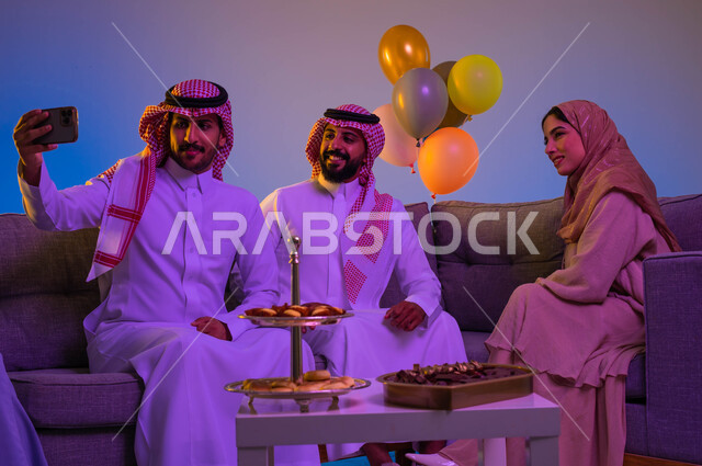 اجواء العائلة السعودية في العيد، استخدام الهاتف المحمول، التقاط الصور سيلفي تذكارية، الكاميرا الامامية، العيد بين الأهل، بهجه وفرحة العيد، اللمة العائلية، عادات العيد في المجتمع السعودي، زيارات العيد، الاحتفال بالعيد، أعياد ومناسبات
