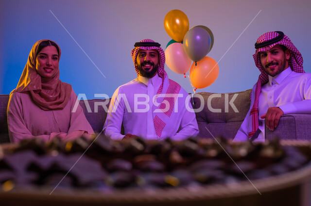 The atmosphere of the Saudi family on Eid, the Eid dessert dish, the Eid between the family, the joy and joy of the Eid, the family gathering, the family gathering, the Eid customs in the Saudi society, the Eid visits, the celebration of the Happy Eid, th
