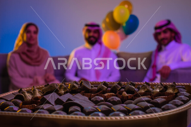صورة مقربة لطبق حلوى العيد، اجواء العائلة السعودية في العيد، العيد بين الأهل، بهجه وفرحة العيد، تجمع العائلة، اللمة العائلية، عادات العيد في المجتمع السعودي، زيارات العيد، الاحتفال بالعيد السعيد، الحلوى والقرقيعان