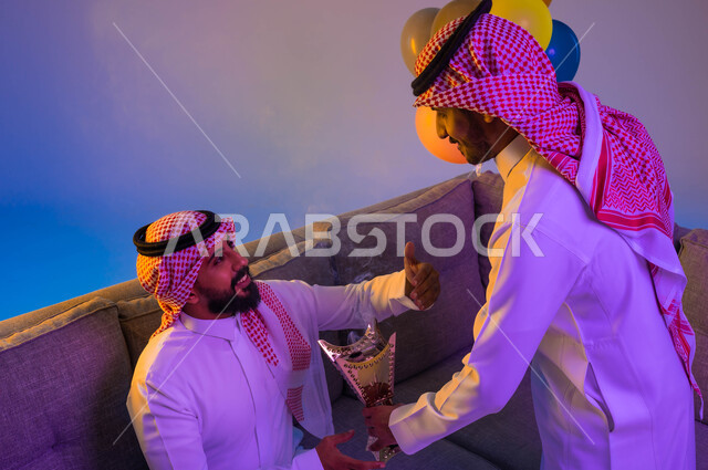 رجلان سعوديان عربيان خليجيان يحملان حامل البخور (المبخرة)، التطيب والتعطر، استخدام خشب العود، المناسبات الاجتماعية والدينية، العيد في المجتمع السعودي، بهجة وفرحة العيد، الاحتفال بالعيد السعيد