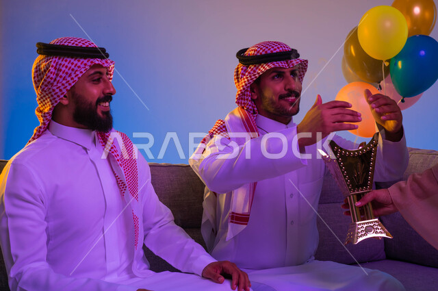 امرأة عربية خليجية سعودية تحمل المبخرة، التطيب والتعطر، استخدام خشب العود، حامل البخور، اجواء العائلة السعودية في العيد، العيد بين الاهل، بهجة وفرحة العيد، اللمة العائلية، العيد في المجتمع السعودي، زيارات العيد، الاحتفال بالعيد السعيد