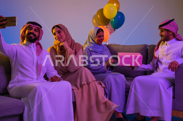 اجواء العائلة السعودية في العيد، استخدام الهاتف المحمول، التقاط صور تذكارية، صور سيلفي، بث مباشر، تقديم هدايا العيد، تجمع العائلة، العيد بين الاهل، بهجة وفرحة العيد، اللمة العائلية، العيد في المجتمع السعودي، زيارات العيد، الاحتفال بالعيد السعيد