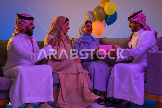 تقديم هدايا العيد، اجواء العائلة السعودية في العيد، التقاط صور تذكارية من خلال الهاتف المحمول، تجمع العائلة، العيد بين الاهل، بهجة وفرحة العيد، اللمة العائلية، العيد في المجتمع السعودي، زيارات العيد، الاحتفال بالعيد السعيد، اعياد ومناسبات