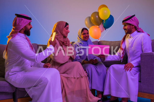 اجواء العائلة السعودية في العيد، تقديم هدايا العيد، التقاط صور تذكارية من خلال الهاتف المحمول، تجمع العائلة، العيد بين الاهل، بهجة وفرحة العيد، اللمة العائلية، العيد في المجتمع السعودي، زيارات العيد، الاحتفال بالعيد السعيد، اعياد ومناسبات