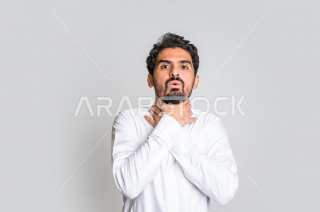 بورتريه لرجل عربي سعودي خليجي يرتدي الثوب السعودي , يقوم بإيماءات وجه و يدين تدل على الاختناق والشعور بضيق التنفس ، الأمراض النفسية , الإكتئاب , الرغبة بالإنتحار , الإحساس بالخوف وعدم الأمان ، خلفية بيضاء .
