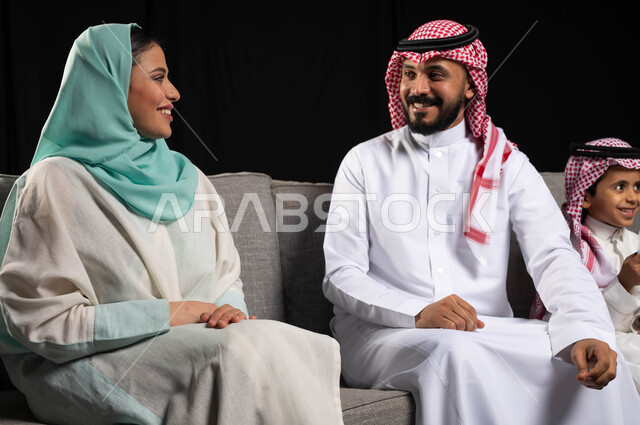 بورتريه لعائلة عربية خليجية سعودية  تحتفل بقدوم العيد السعيد ، إيماءات وجه تدل على الفرح والسعادة ، الاحتفال بقدوم العيد ،الاحتفال بالأعياد الإسلامية ، خلفية سوداء