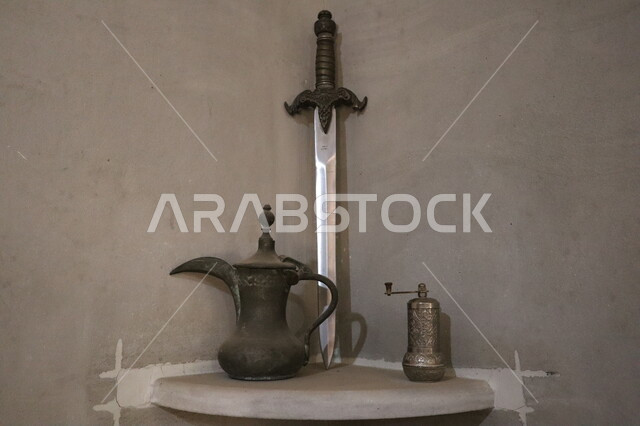  دلة قهوة قديمة مع طاحونة قهوة, الضيافة عند العرب, دلة القهوة العربية, تراثيات سعودية, قطع أنتيكة نحاسية .