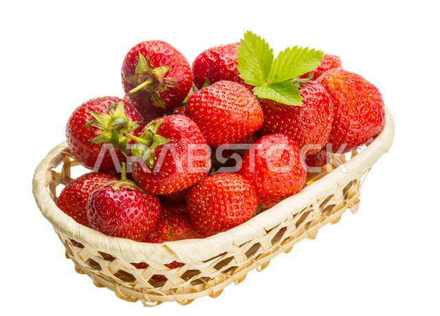  مجموعة من حبات الفراولة الطازجة داخل سلة , الفواكه الطازجة, الفراولة الناضجة, فاكهة صحية ولذيذة, خلفية بيضاء .