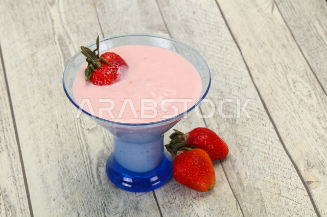 طبق من الحلوة اللذيذة، الزبادي مع الفراولة،  سكريات، طبق زجاجي، حلوى شهية  بالفواكه, خلفية خشبية