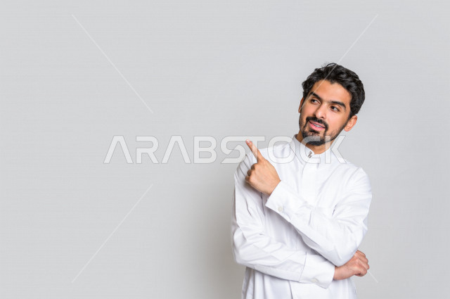 بورتريه لرجل عربي سعودي خليجي باللباس التقليدي , يؤشر بإصبعه لأعلى , إيماءات وجه مختلفة ، إشارات يدين مختلفة ، خلفية بيضاء .