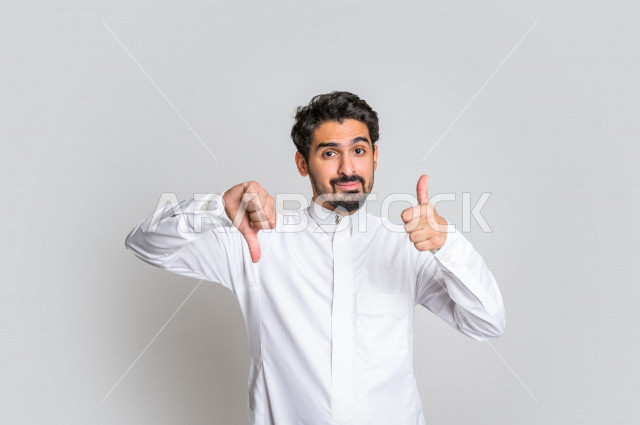 بورتريه لرجل عربي سعودي خليجي باللباس التقليدي , يقوم بإيماءات وجه مختلفة ، إشارات يدين مختلفة تدل على الإعجاب وعدم الإعجاب , القبول وعدم القبول ، خلفية بيضاء .