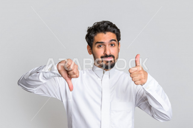 بورتريه لرجل عربي سعودي خليجي باللباس التقليدي , يقوم بإيماءات وجه مختلفة ، إشارات يدين مختلفة تدل على الإعجاب وعدم الإعجاب , القبول وعدم القبول ، خلفية بيضاء .