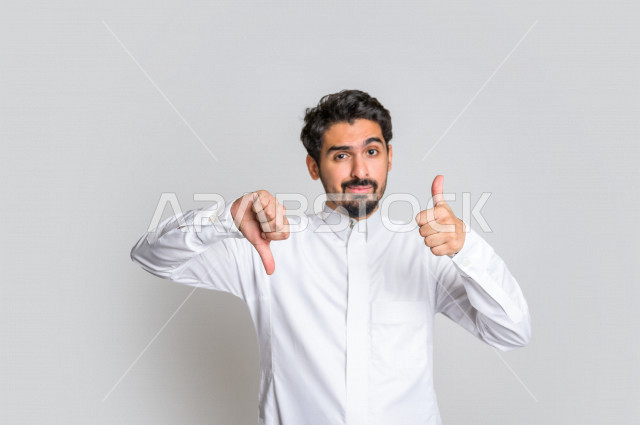بورتريه لرجل عربي سعودي خليجي باللباس التقليدي , يقوم بإيماءات وجه مختلفة ، إشارات يدين مختلفة تدل على الإعجاب وعدم الإعجاب , القبول وعدم القبول ، خلفية بيضاء .