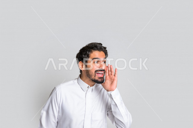 بورتريه لرجل عربي سعودي خليجي باللباس التقليدي , يقوم بإيماءات وجه مختلفة ، إشارات يد تدل على المناداة ، التحدث بصوت منخفض , خلفية بيضاء .