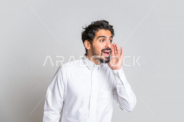 بورتريه لرجل عربي سعودي خليجي باللباس التقليدي , يقوم بإيماءات وجه مختلفة ، إشارات يد تدل على المناداة ، التحدث بصوت منخفض , خلفية بيضاء .
