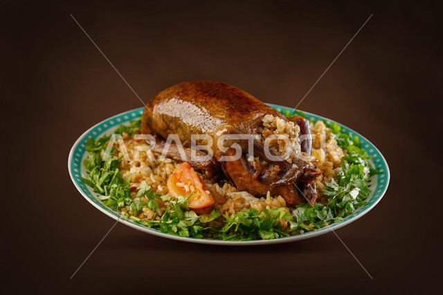 طبق الأرز الشعبي مع الحمام المحشي والخضار ، أكلات عربية ، مطاعم شرقية ، حمام محشي بالأرز ، وصفات وأطباق طعام سعودية تقليدية ، الحمام المشوي , خلفية بنية .