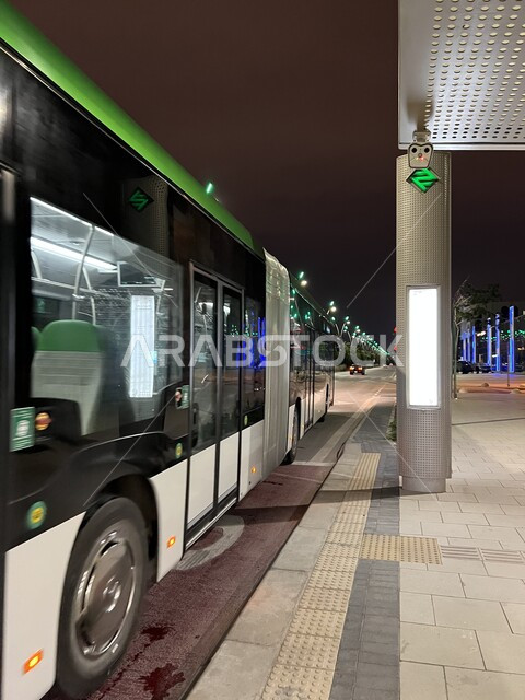 صورة مقربة لحافلة الرياض امام محطة حافلات الرياض في المملكة العربية السعودية ليلا، محطة حافلات الرياض، حافلات الرياض، وسائل النقل والمواصلات، باص الرياض، وزارة النقل والخدمات اللوجستية