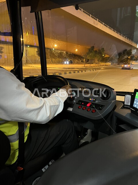صورة مقربة لسائق حافلة الرياض في المملكة العربية السعودية ليلا، حافلات الرياض، وسائل النقل والمواصلات، باص الرياض، وزارة النقل والخدمات اللوجستية