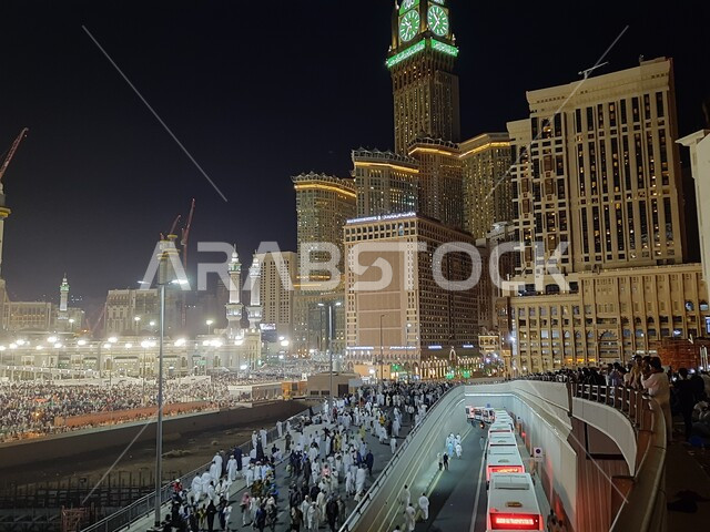 الحجاج والمعتمرين في الحرم المكي الشريف، برج الساعة في مكة المكرمة بالمملكة العربية السعودية ليلا، ابراج الحرم المكي، مبنى برج ساعة مكة الملكي في المسجد الحرام، الهندسة المعمارية، معالم مكة المكرمة المشهورة