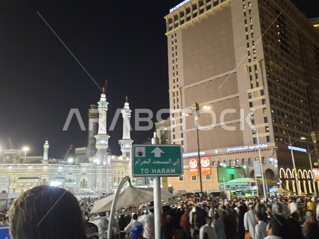 الحجاج والمعتمرين في المحيط الخارجي للحرم المكي الشريف في مكة المكرمة بالمملكة العربية السعودية ليلا، ساحة الحرم المكي الشريف، المسجد الحرام في مكة المكرمة، معالم اسلامية مقدسة