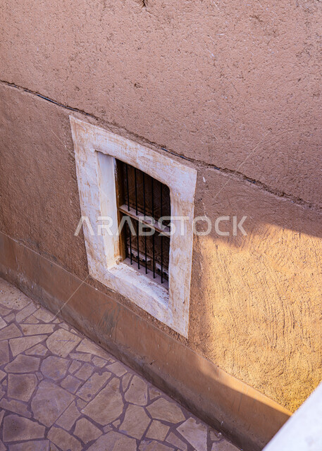 نافذة قديمة في المباني تراثية قديمة من الطين في المملكة العربية السعودية، مباني أثرية تاريخية، المدينة التاريخية في السعودية، تصميم معماري شعبي قديم