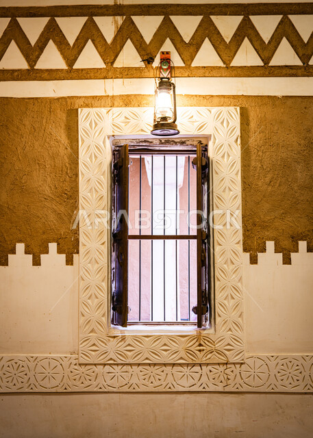 صورة من داخل احد المباني التراثية القديمة من الطين في المملكة العربية السعودية، نافذة أثرية تاريخية قديمة، المدينة التاريخية في السعودية، تصميم معماري شعبي قديم