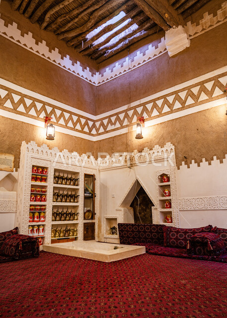 مجلس على الطراز النجدي في احد المباني التراثية القديمة، مباني أثرية تاريخية في المملكة العربية السعودية، جلسات شعبية، المدينة التاريخية في السعودية، تصميم معماري شعبي قديم