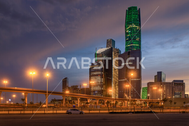 ابراج مركز الملك عبد الله المالي (كافد) مضيئة باللون الاخضر، الابراج وناطحات السحاب في الرياض بالمملكة العربية السعودية، طرق وشوارع الرياض، الفن الهندسي المعماري، ابرج ومعالم الرياض المشهورة