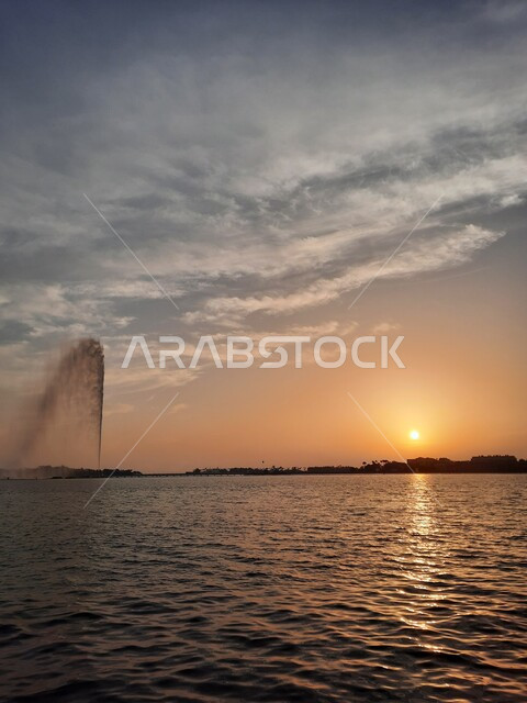 شاطئ البحر الأحمر في مدينة جدة بالمملكة العربية السعودية وقت الغروب ، خلفية الطبيعة ، اماكن سياحية ترفيهية وهدوء وجمال البحر ، نافورة الجدة  وكورنيش جدة وقت غروب الشمس، غروب الشمس على شاطئ بحر جدة