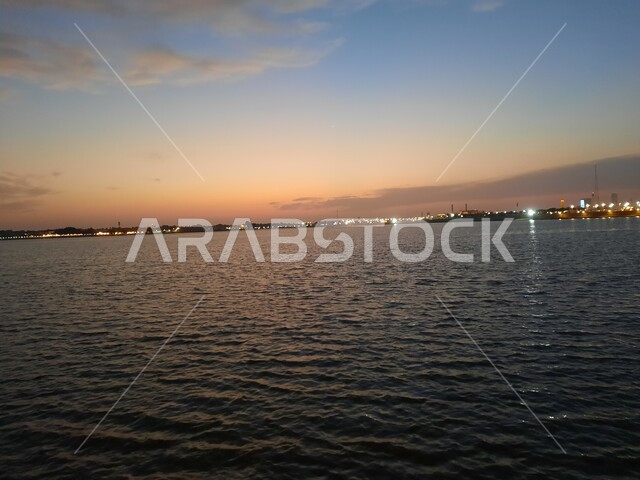 شاطئ البحر الأحمر في مدينة جدة بالمملكة العربية السعودية وقت الغروب ، خلفية الطبيعة ، اماكن سياحية ترفيهية وهدوء وجمال البحر ، كورنيش جدة وقت غروب الشمس، غروب الشمس على شاطئ بحر جدة