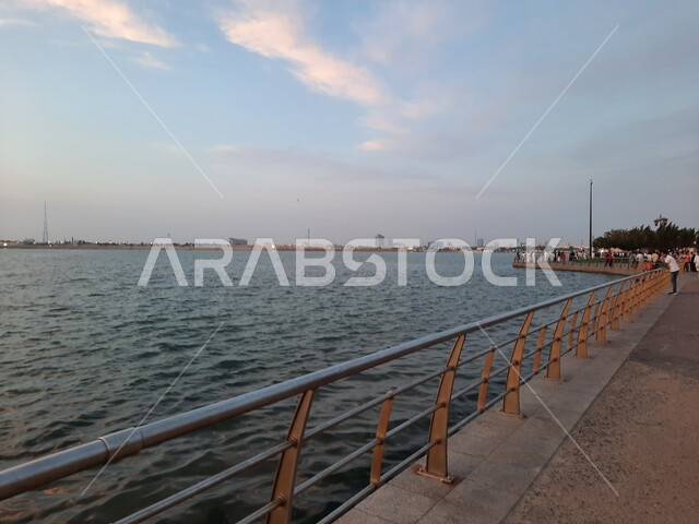 معالم جدة السياحية ، إطلالة على كورنيش جدة وقت الغروب ، شاطئ البحر الأحمر في مدينة جدة بالمملكة العربية السعودية ، أماكن سياحية ترفيهية ، السياحة في السعودية ، واجهة جدة البحرية وهدوء وجمال البحر ، بحر جدة