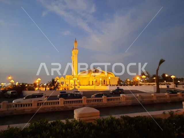 معالم سياحية ، جامع حسن عناني أحد الجوامع الكبيرة بمدينة جدة يقع على كورنيش جدة ، مناظر طبيعية ، جمال السعودية ، حضور المصلين لأداء الصلاة ، حركة سير السيارات أمام مسجد العناني بجدة