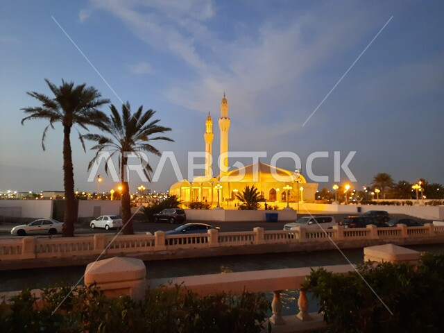 حركة سير السيارات أمام مسجد العناني بجدة ، معالم سياحية ، جامع حسن عناني أحد الجوامع الكبيرة بمدينة جدة يقع على كورنيش جدة ، مناظر طبيعية ، جمال السعودية ، حضور المصلين لأداء الصلاة