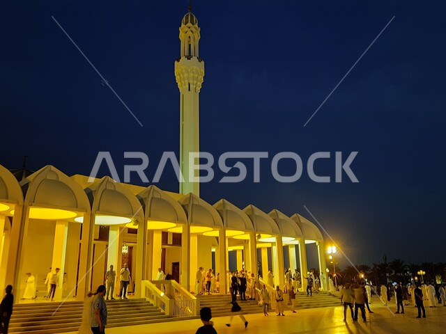 معالم سياحية ، جامع حسن عناني أحد الجوامع الكبيرة بمدينة جدة يقع على كورنيش جدة ، مناظر طبيعية ، جمال السعودية ، حضور المصلين لأداء الصلاة ، روعة المناظر الطبيعية و المعمارية على كورنيش جدة